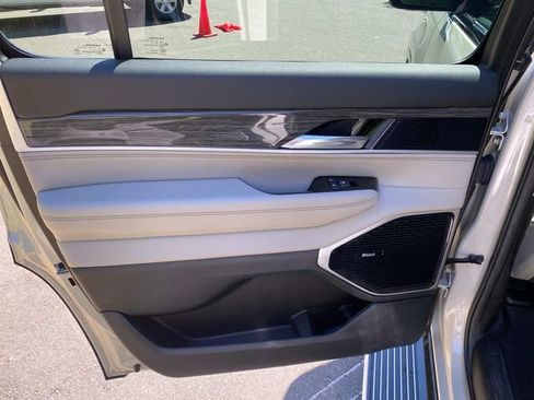 Used 2022 Jeep Wagoneer Series III w/ Premium Group I AWD/4WD image 11