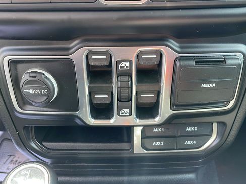 Used 2020 Jeep Wrangler Unlimited Sahara AWD/4WD image 20