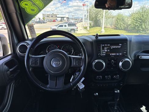 Used 2018 Jeep Wrangler Unlimited Rubicon w/ Connectivity Group AWD/4WD image 16