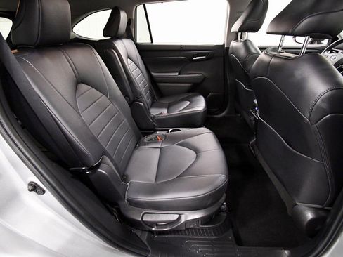 Used 2022 Toyota Highlander XLE image 18