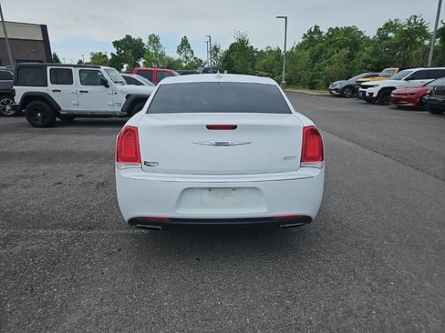 Used 2019 Chrysler 300 Touring w/ Chrome Appearance Package image 6