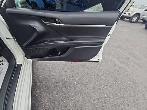 Used 2022 Toyota Camry SE FWD image 31