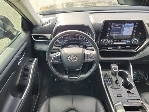 Used 2021 Toyota Highlander XLE FWD image 11