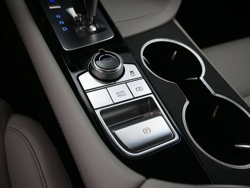 Used 2025 Genesis G70 2.5T RWD image 14
