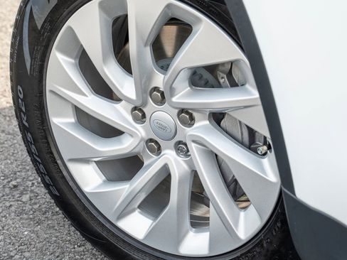 New 2025 Land Rover Discovery S image 9