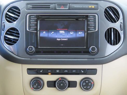 Used 2017 Volkswagen Tiguan S image 12