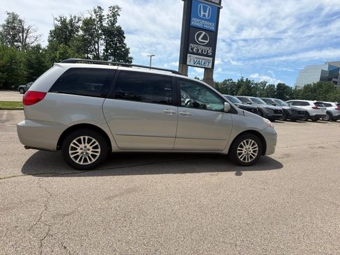 Used 2010 Toyota Sienna XLE FWD image 14