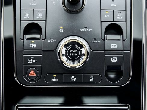 Used 2025 Bentley Flying Spur Plug-In Hybrid image 73