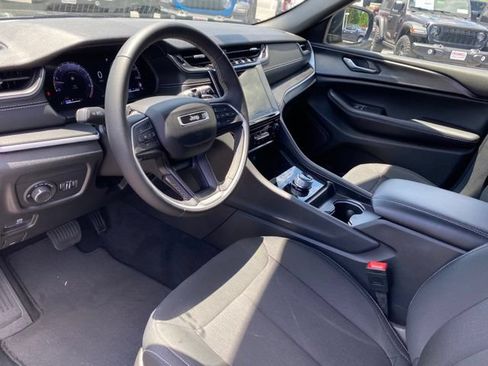 Used 2024 Jeep Grand Cherokee Laredo AWD/4WD image 13