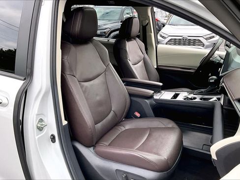 Used 2024 Toyota Sienna Platinum image 8