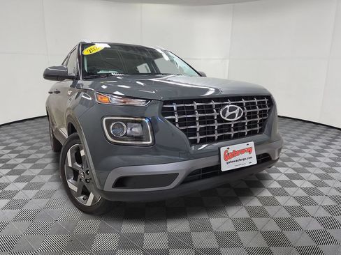 Used 2024 Hyundai Venue SEL FWD image 2