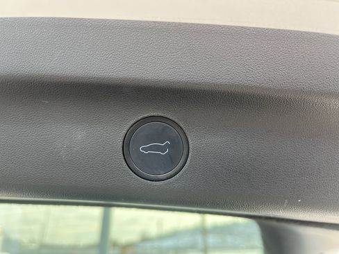 Used 2022 Tesla Model Y Long Range image 19