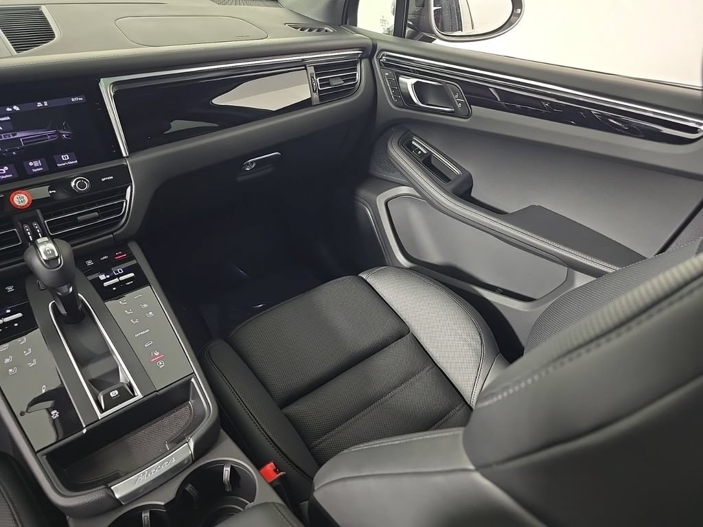 Certified 2026 Porsche Macan Turbo AWD/4WD image 24