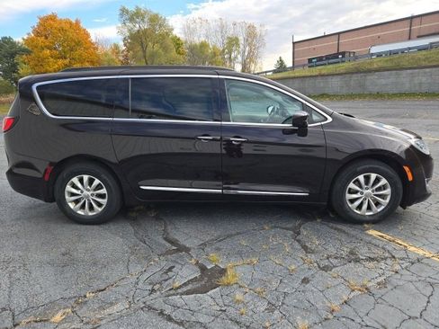 Certified 2017 Chrysler Pacifica Touring-L image 4