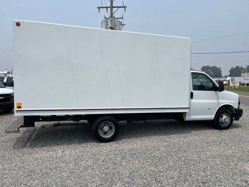 Used 2018 Chevrolet Express 3500 w/ Driver Convenience Package RWD image 6