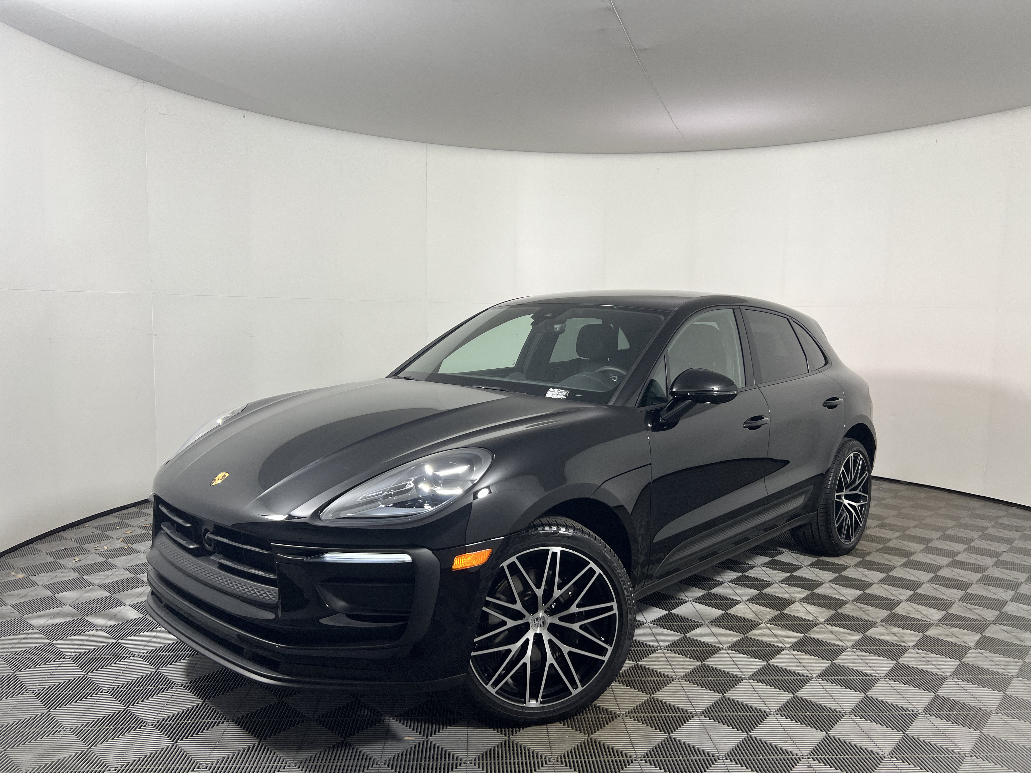 Certified 2026 Porsche Macan AWD/4WD image 1