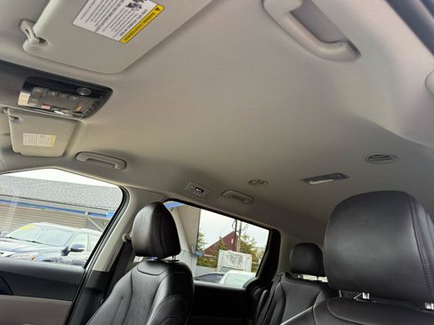 Used 2025 Kia Carnival image 18