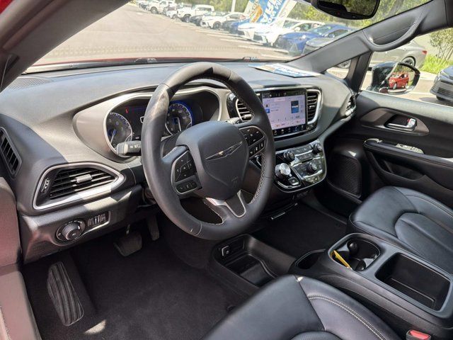 Used 2025 Chrysler Pacifica Select FWD image 12