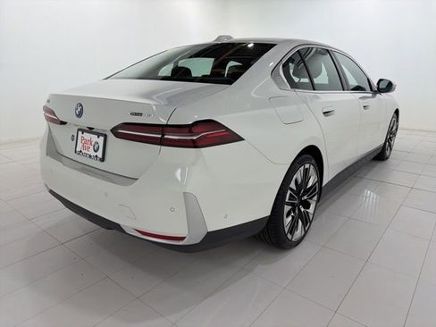 Used 2025 BMW i5 xDrive40 w/ Premium Package image 5