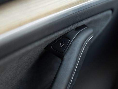Used 2024 Tesla Model Y 2WD image 18