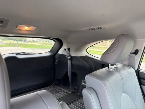 Used 2025 Toyota Highlander XLE AWD/4WD image 12