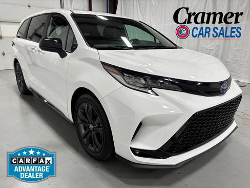 Used 2025 Toyota Sienna XSE FWD image 1