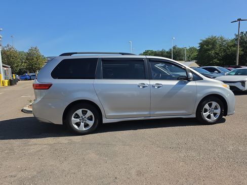 Used 2018 Toyota Sienna LE FWD image 8