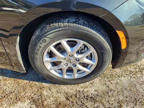 Used 2023 Chrysler Pacifica Touring-L image 6