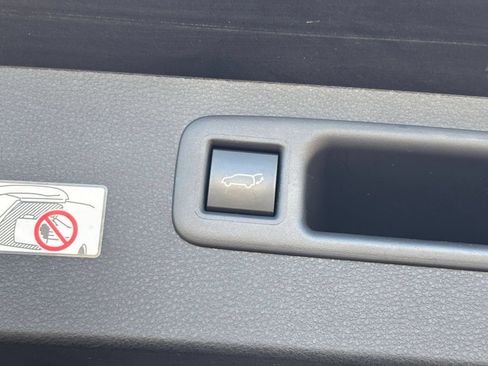 Used 2025 Toyota Highlander LE FWD image 21