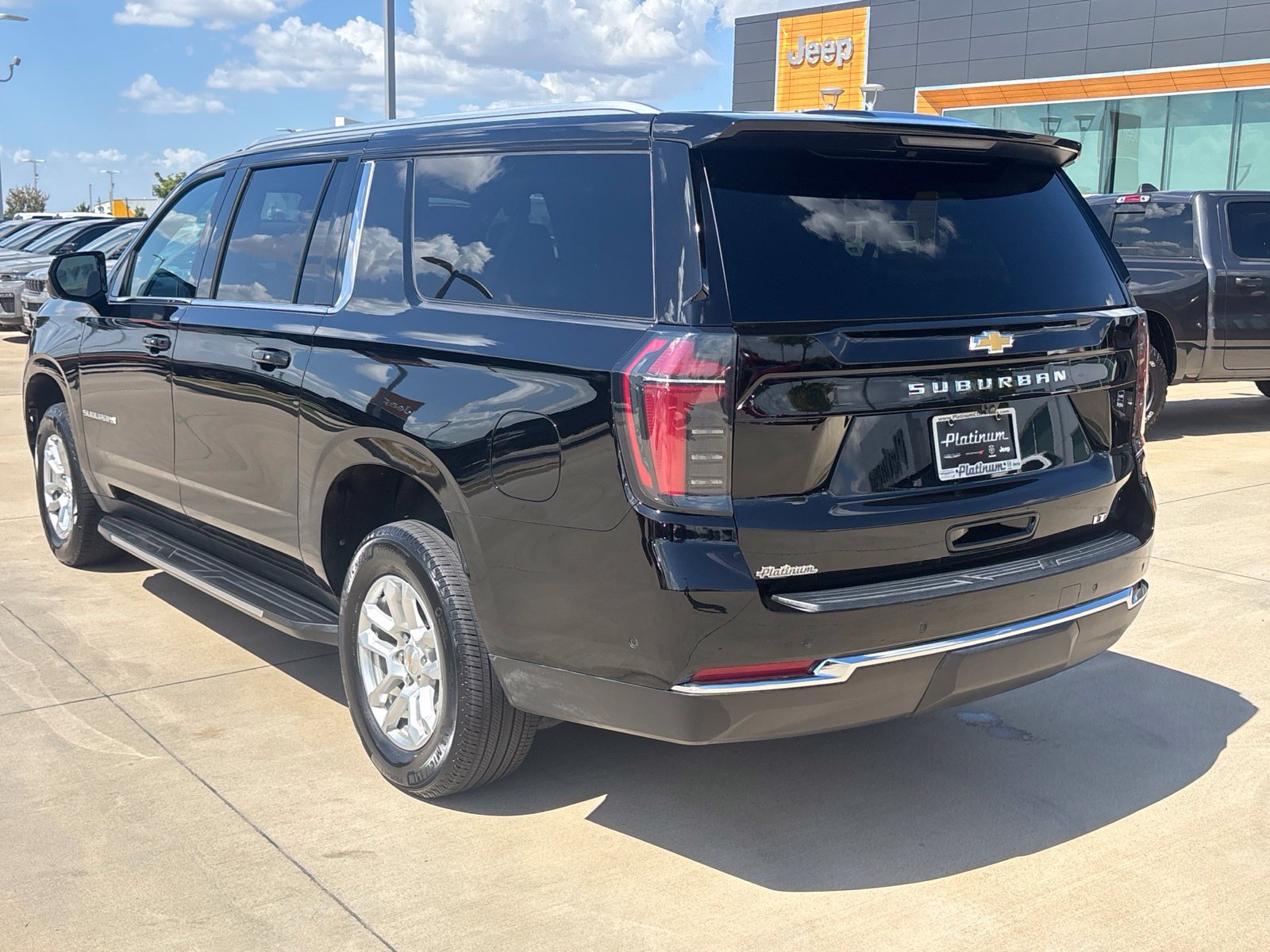 Used 2025 Chevrolet Suburban LT RWD image 3