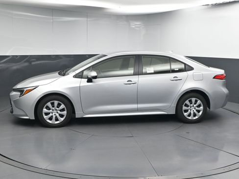Used 2025 Toyota Corolla LE image 5
