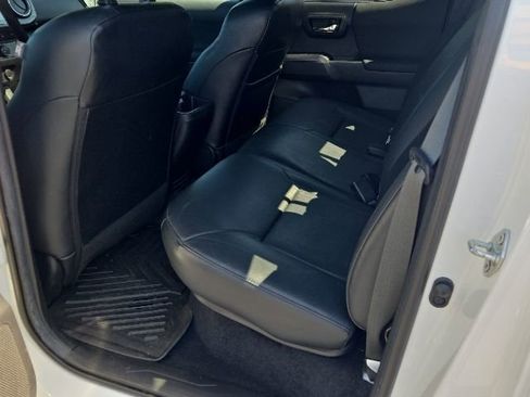 Used 2022 Toyota Tacoma TRD Sport w/ TRD Premium Sport Package AWD/4WD image 11