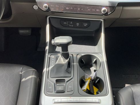 Used 2025 Kia Carnival FWD image 23