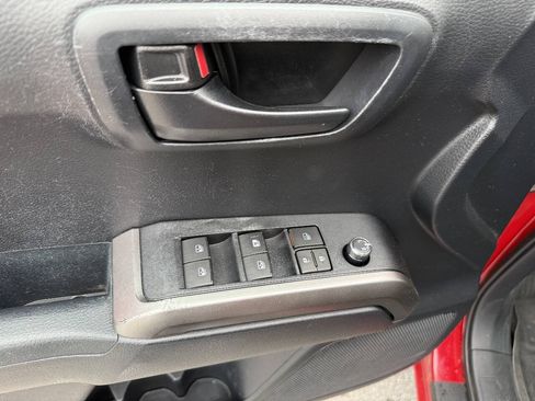 Used 2018 Toyota Tacoma SR5 AWD/4WD image 15