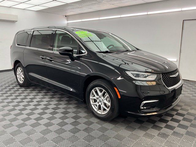 Used 2023 Chrysler Pacifica Touring-L FWD image 3