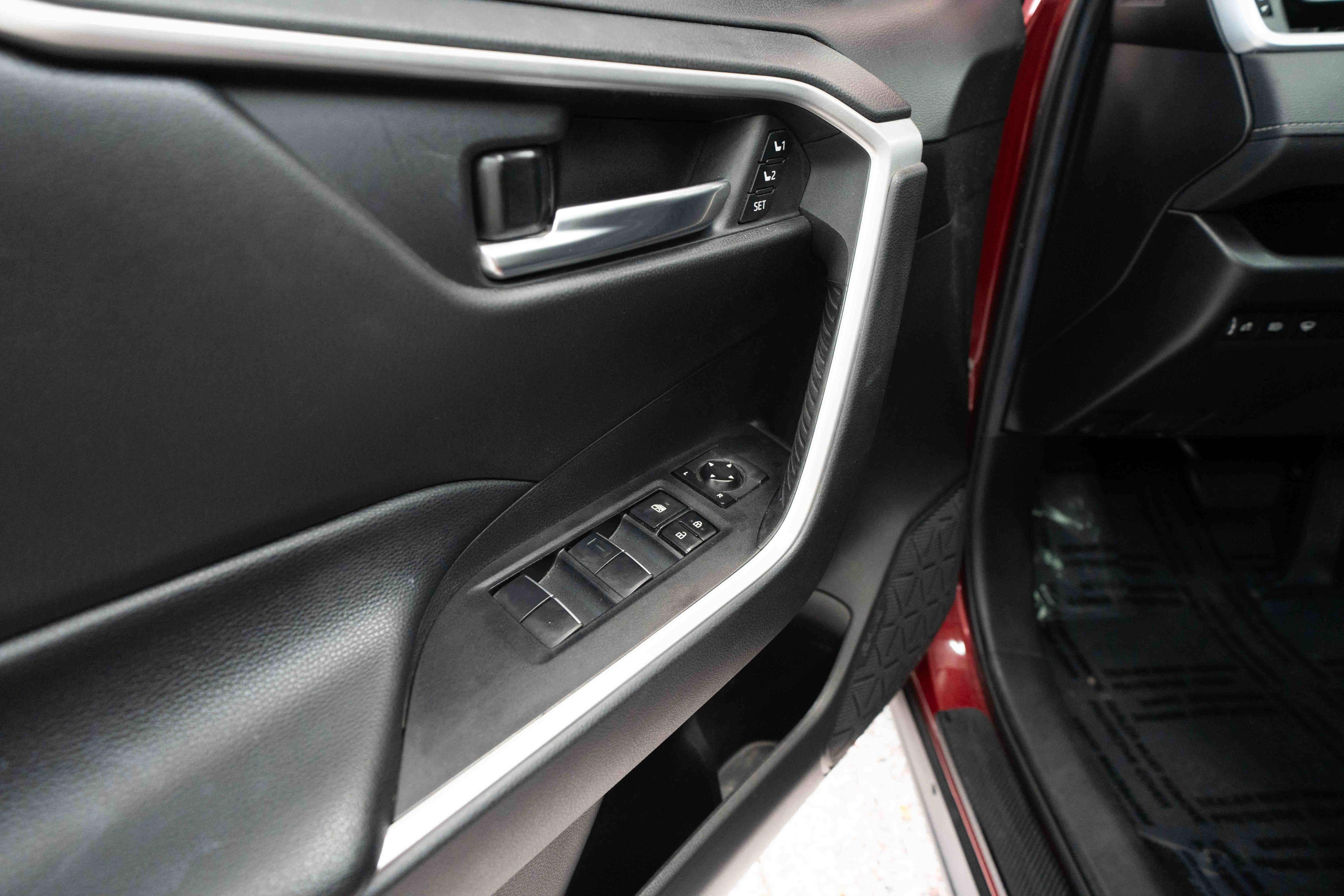 Used 2020 Toyota RAV4 XLE Premium AWD/4WD image 7