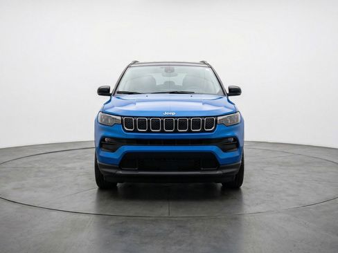 Used 2025 Jeep Compass Limited AWD/4WD image 2
