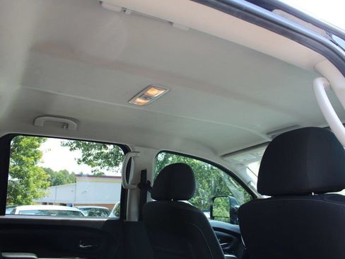 Used 2019 Nissan Titan SV w/ SV Convenience Package AWD/4WD image 25