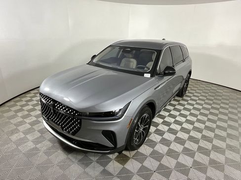 Used 2025 Lincoln Nautilus Premier image 9