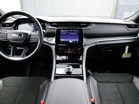 New 2025 Jeep Grand Cherokee Altitude AWD/4WD image 9