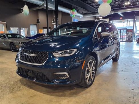 Used 2024 Chrysler Pacifica Pinnacle image 4