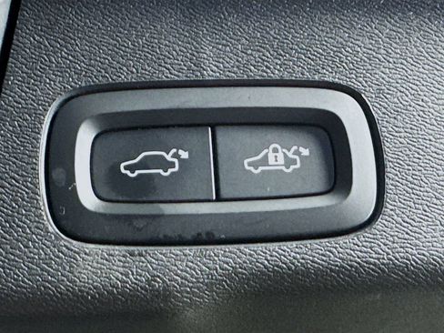 Used 2024 Volvo XC60 B5 Plus AWD/4WD image 32