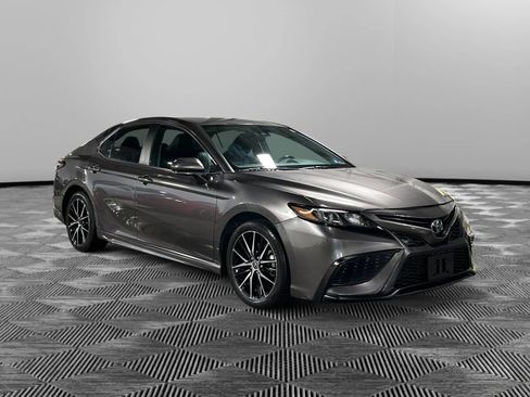 Used 2022 Toyota Camry SE FWD image 3