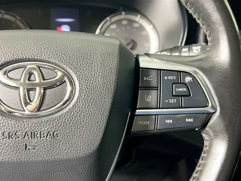 Used 2021 Toyota Highlander LE image 19