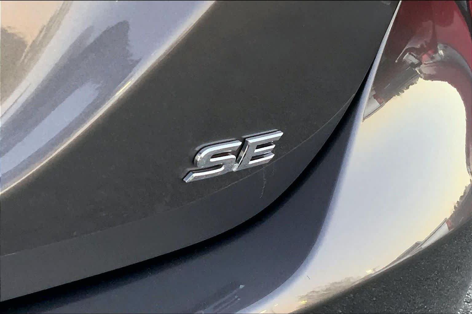 Used 2022 Toyota Camry SE FWD image 9
