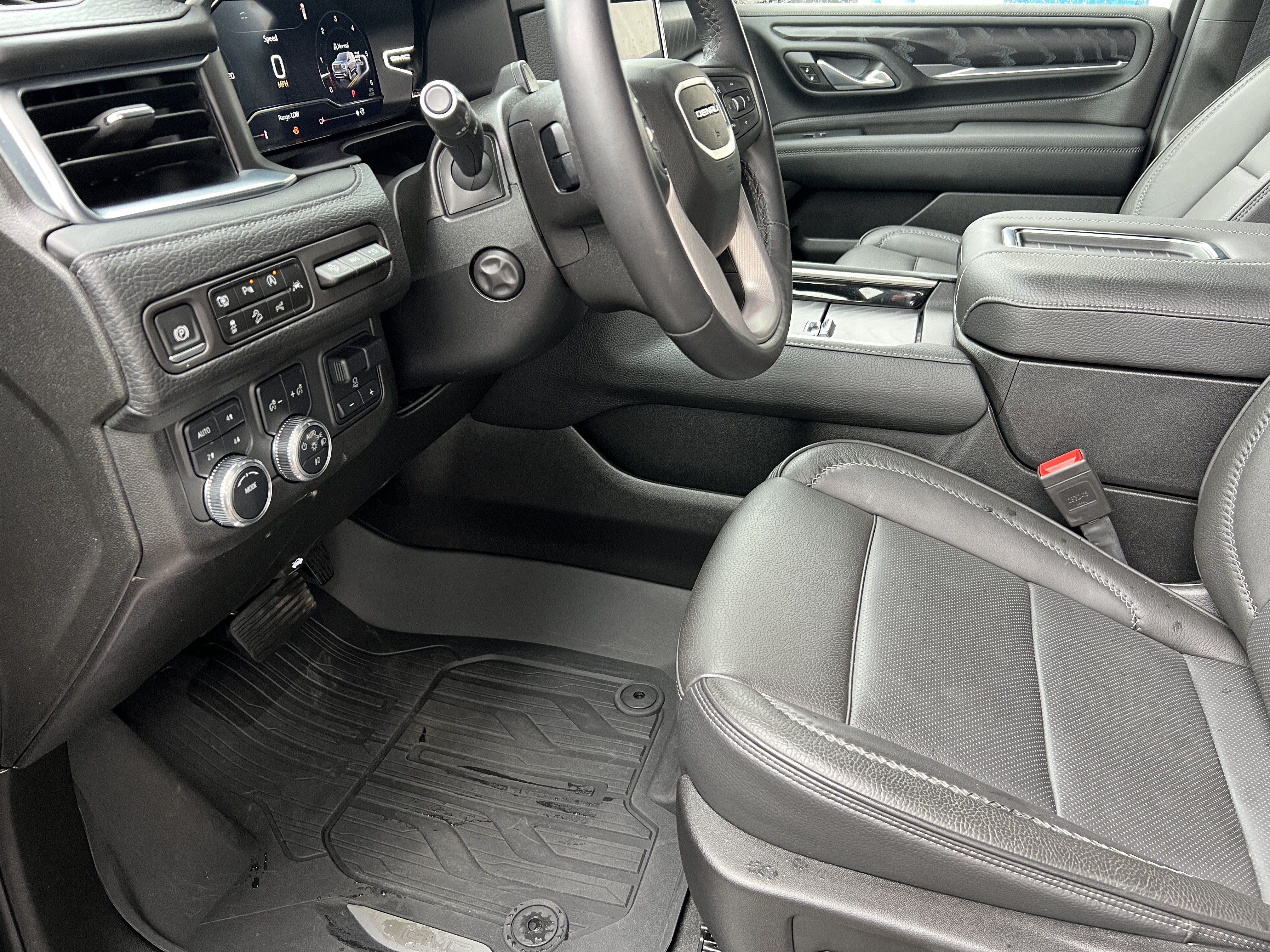 Used 2024 GMC Yukon XL Denali w/ Advanced Technology Package AWD/4WD image 15