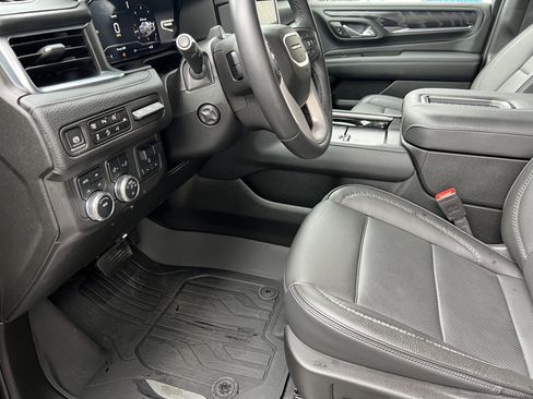 Used 2024 GMC Yukon XL Denali w/ Advanced Technology Package AWD/4WD image 15