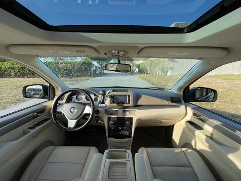 Used 2010 Volkswagen Routan SEL FWD image 15