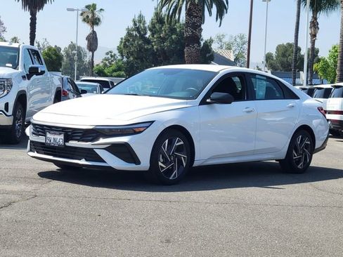 Used 2025 Hyundai Elantra Sport FWD image 2