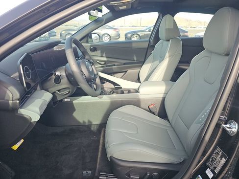 Used 2025 Hyundai Elantra Limited image 9